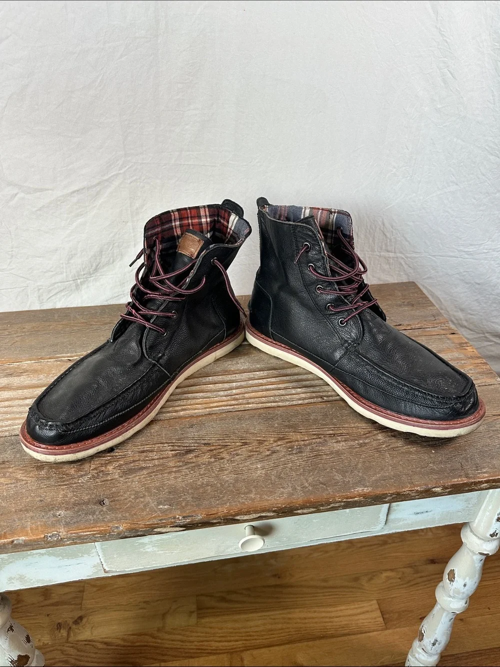 Toms Black Leather Chukka Boots with Burgundy Accents